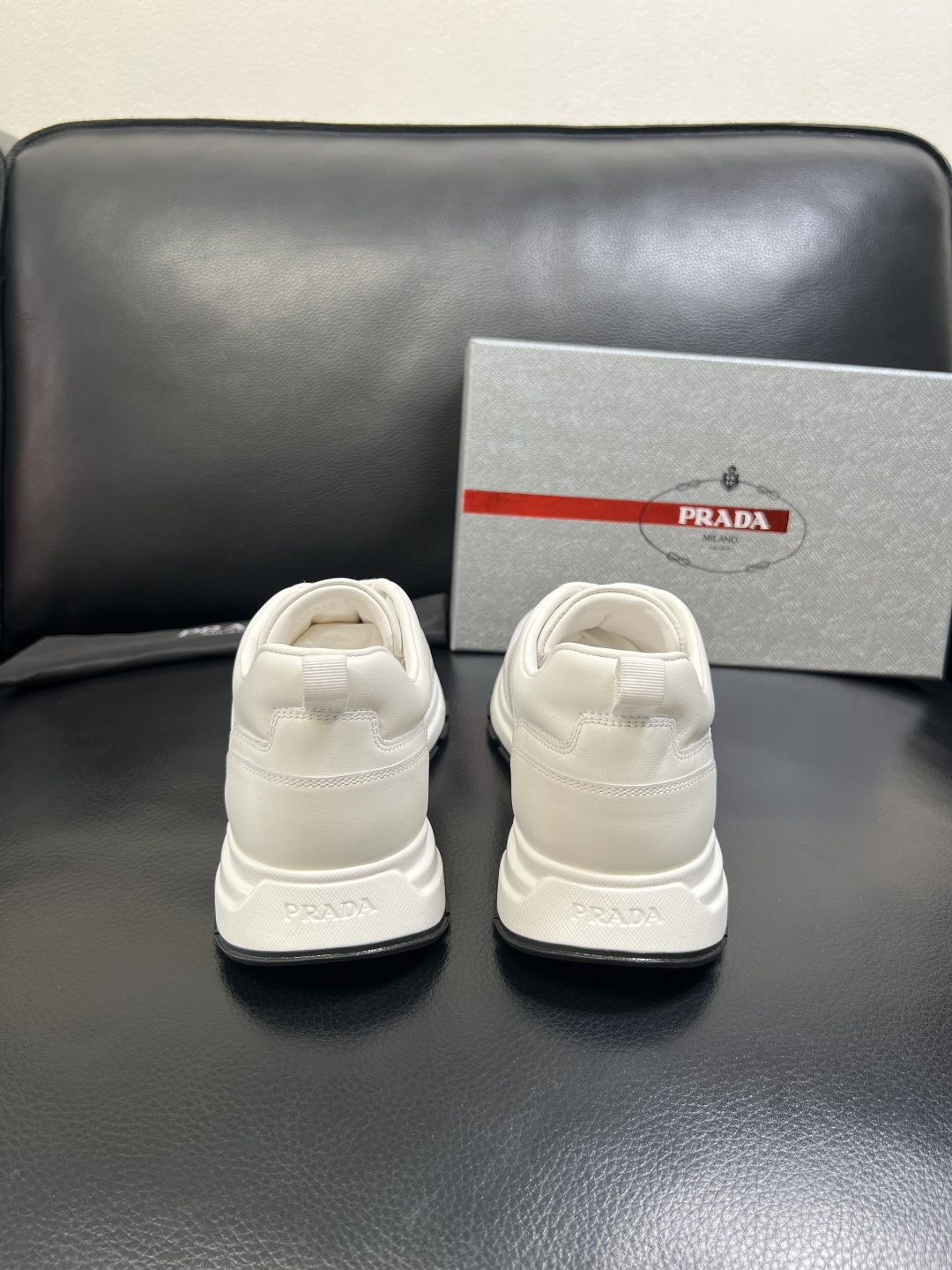 PRADA 高品质 顶级工艺品 普拉达 专柜同步 原厂配置，意大利进口原版牛皮面料，透气舒适进口水染牛里