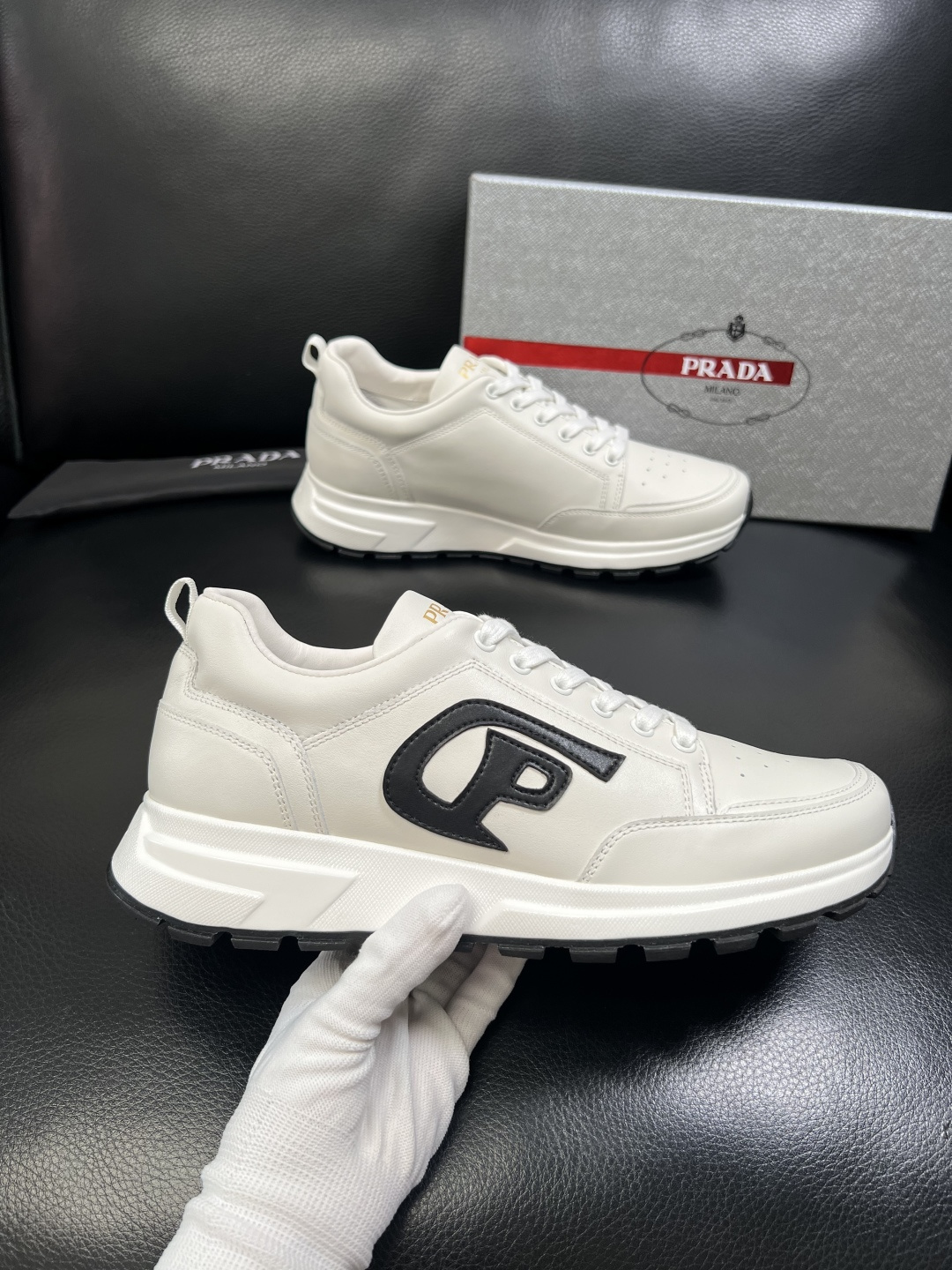 PRADA 高品质 顶级工艺品 普拉达 专柜同步 原厂配置，意大利进口原版牛皮面料，透气舒适进口水染牛里