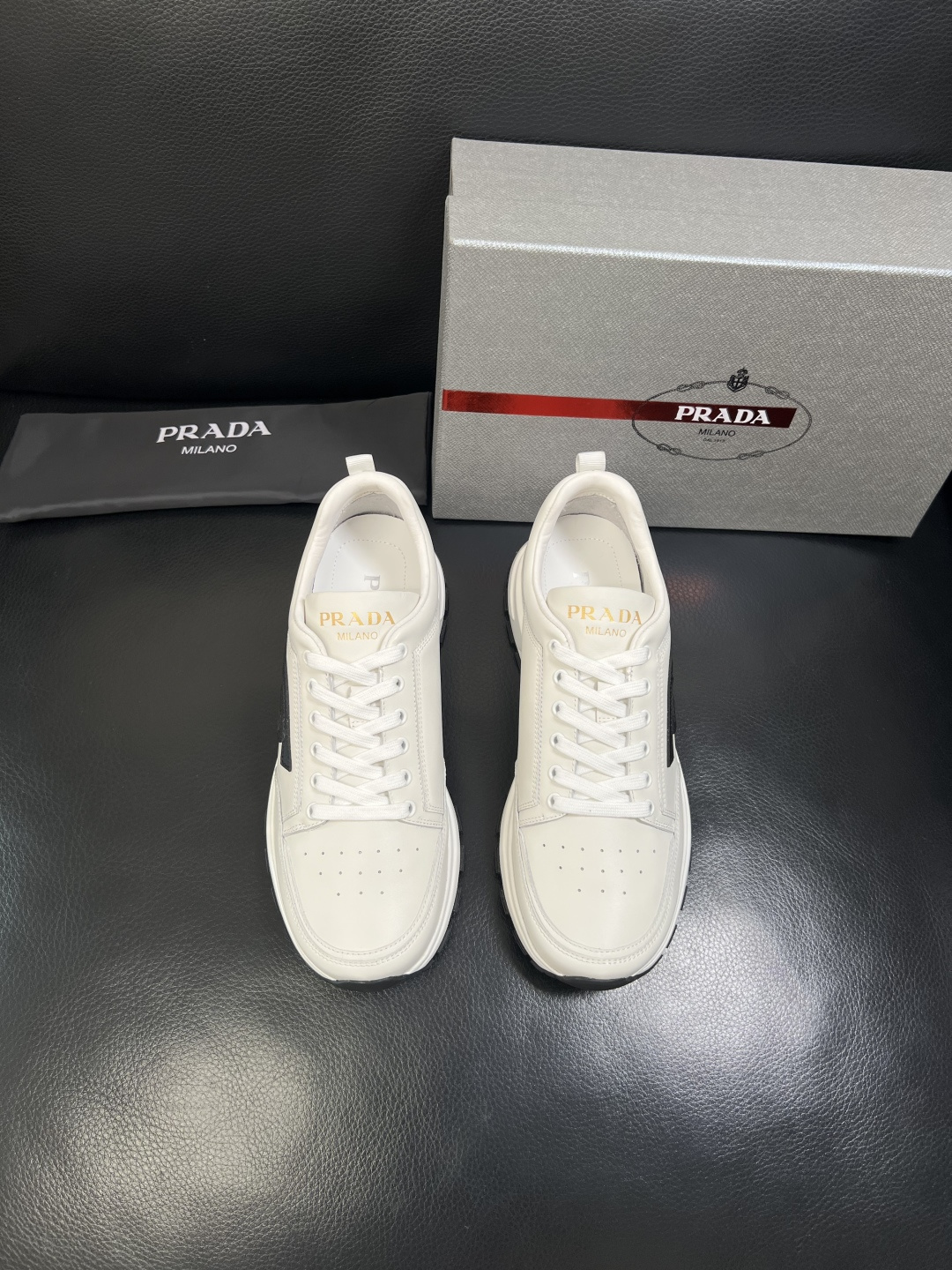 PRADA 高品质 顶级工艺品 普拉达 专柜同步 原厂配置，意大利进口原版牛皮面料，透气舒适进口水染牛里