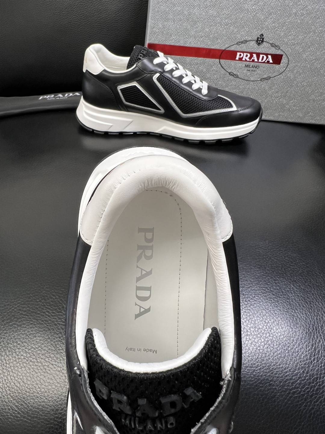 PRADA 高品质 顶级工艺品 普拉达 专柜同步 原厂配置，意大利进口原版牛皮面料，透气舒适进口水染牛里