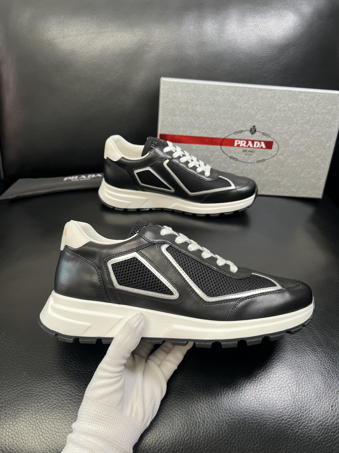 PRADA 高品质 顶级工艺品 普拉达 专柜同步 原厂配置，意大利进口原版牛皮面料，透气舒适进口水染牛里