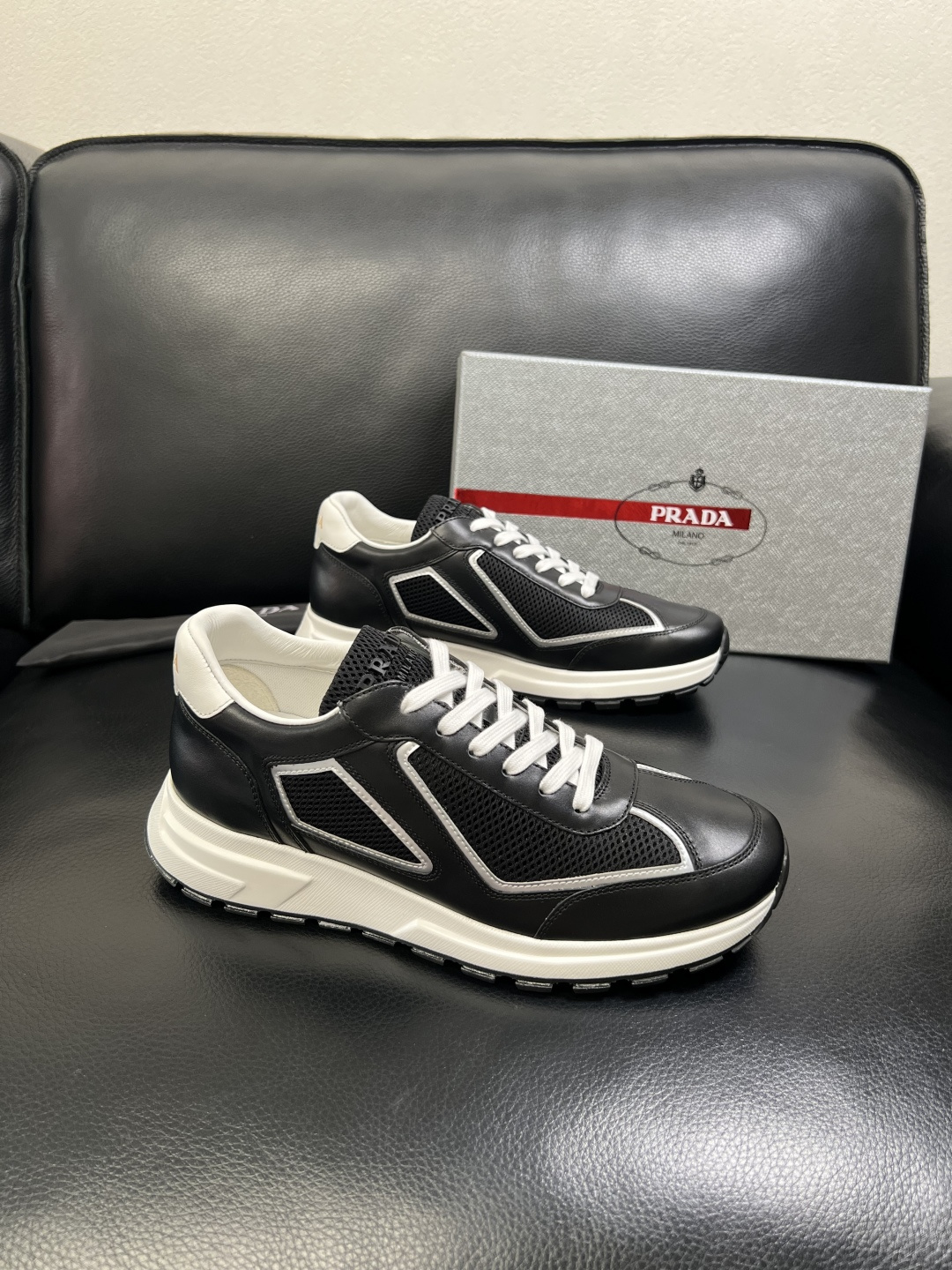 PRADA 高品质 顶级工艺品 普拉达 专柜同步 原厂配置，意大利进口原版牛皮面料，透气舒适进口水染牛里