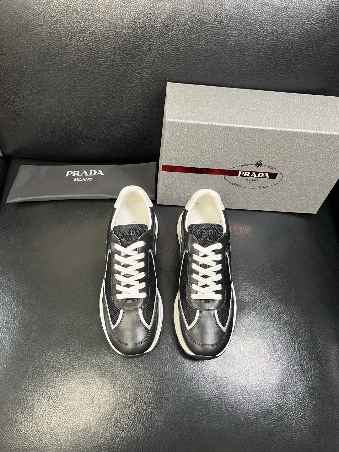 PRADA 高品质 顶级工艺品 普拉达 专柜同步 原厂配置，意大利进口原版牛皮面料，透气舒适进口水染牛里