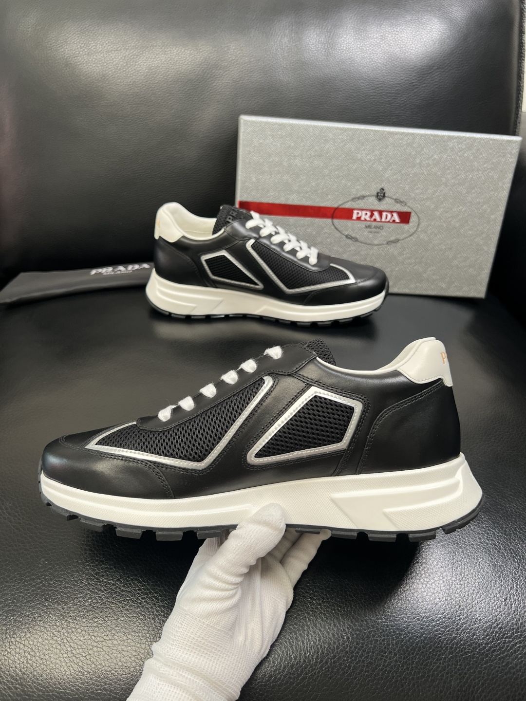 PRADA 高品质 顶级工艺品 普拉达 专柜同步 原厂配置，意大利进口原版牛皮面料，透气舒适进口水染牛里