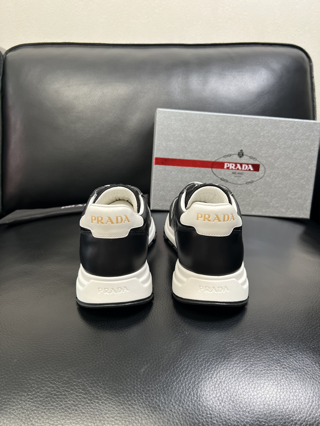 PRADA 高品质 顶级工艺品 普拉达 专柜同步 原厂配置，意大利进口原版牛皮面料，透气舒适进口水染牛里