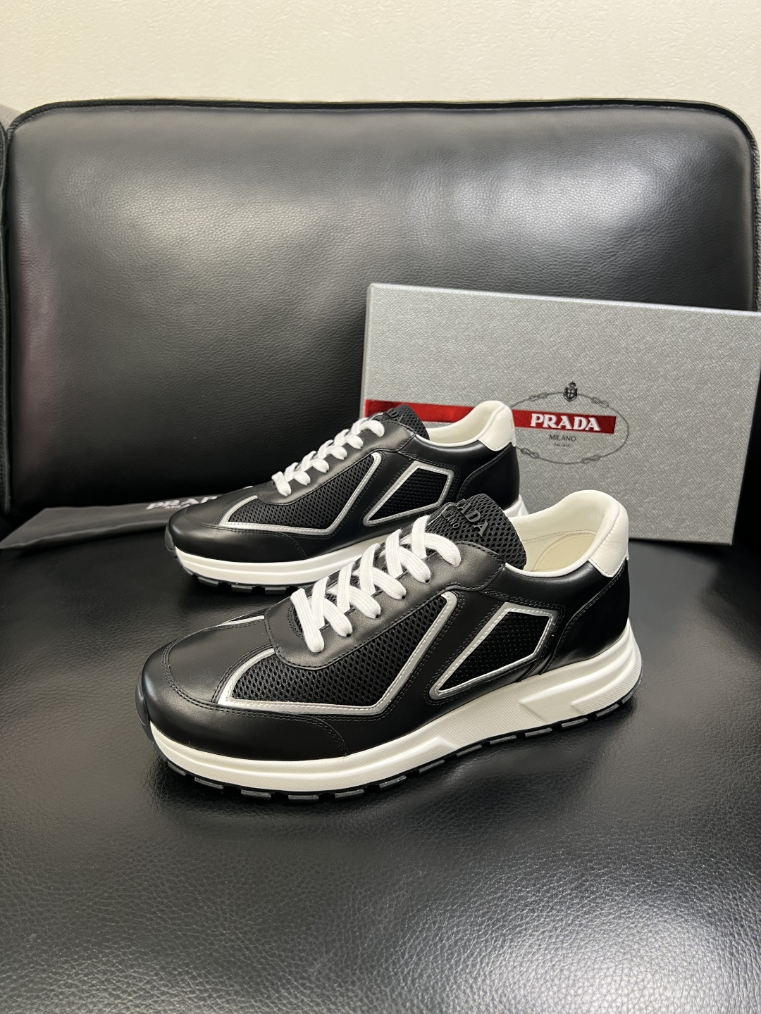 PRADA 高品质 顶级工艺品 普拉达 专柜同步 原厂配置，意大利进口原版牛皮面料，透气舒适进口水染牛里