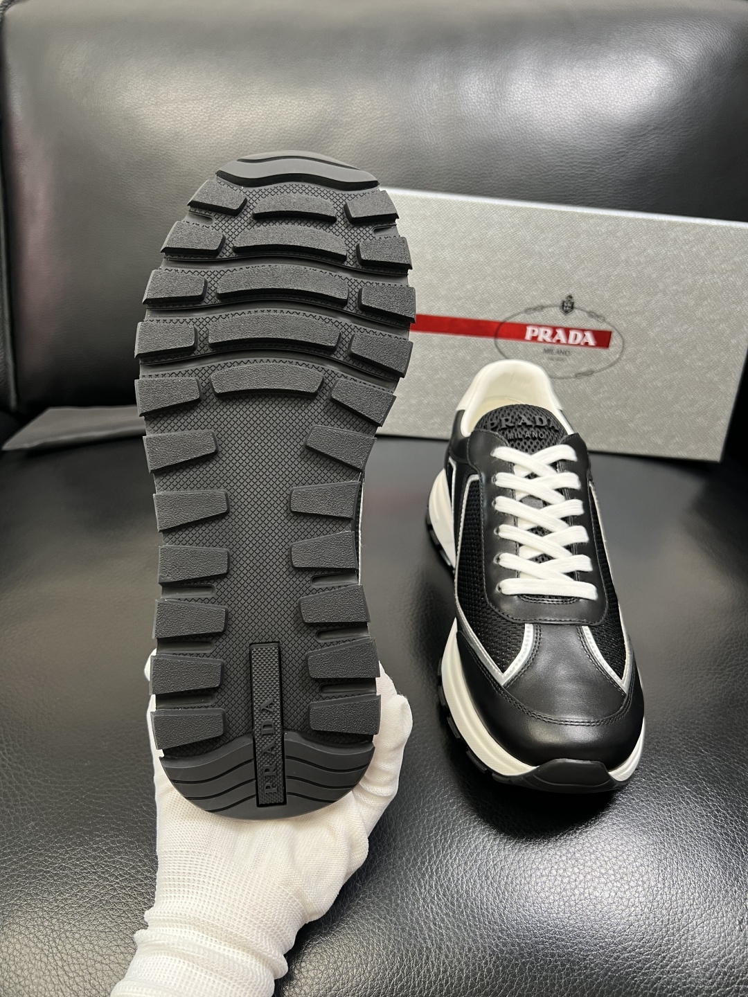 PRADA 高品质 顶级工艺品 普拉达 专柜同步 原厂配置，意大利进口原版牛皮面料，透气舒适进口水染牛里