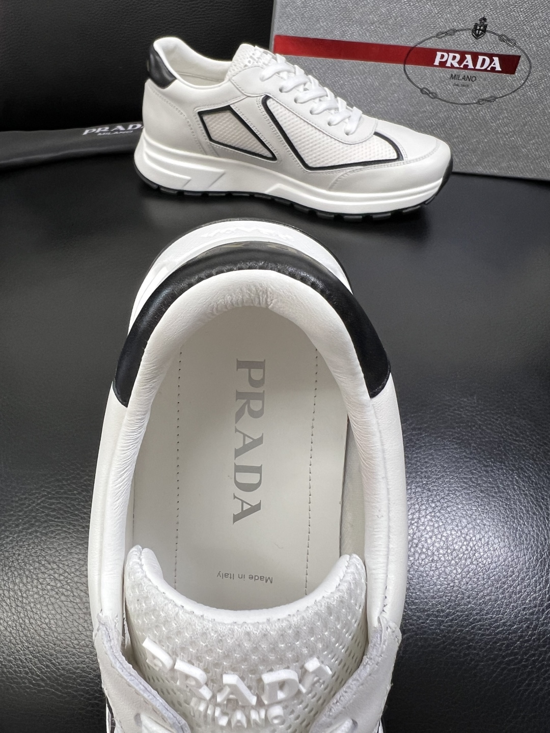 PRADA 高品质 顶级工艺品 普拉达 专柜同步 原厂配置，意大利进口原版牛皮面料，透气舒适进口水染牛里