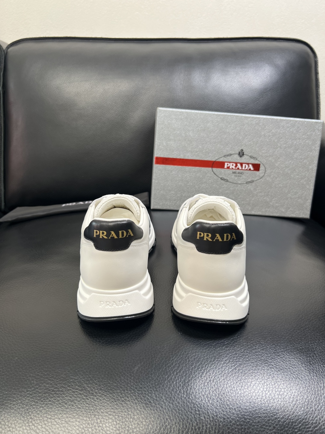 PRADA 高品质 顶级工艺品 普拉达 专柜同步 原厂配置，意大利进口原版牛皮面料，透气舒适进口水染牛里