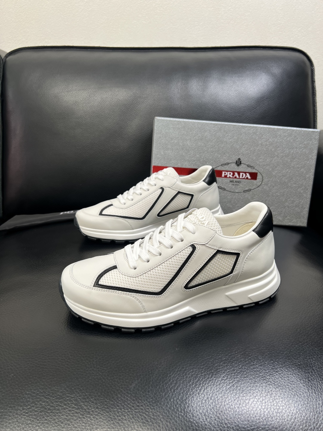 PRADA 高品质 顶级工艺品 普拉达 专柜同步 原厂配置，意大利进口原版牛皮面料，透气舒适进口水染牛里