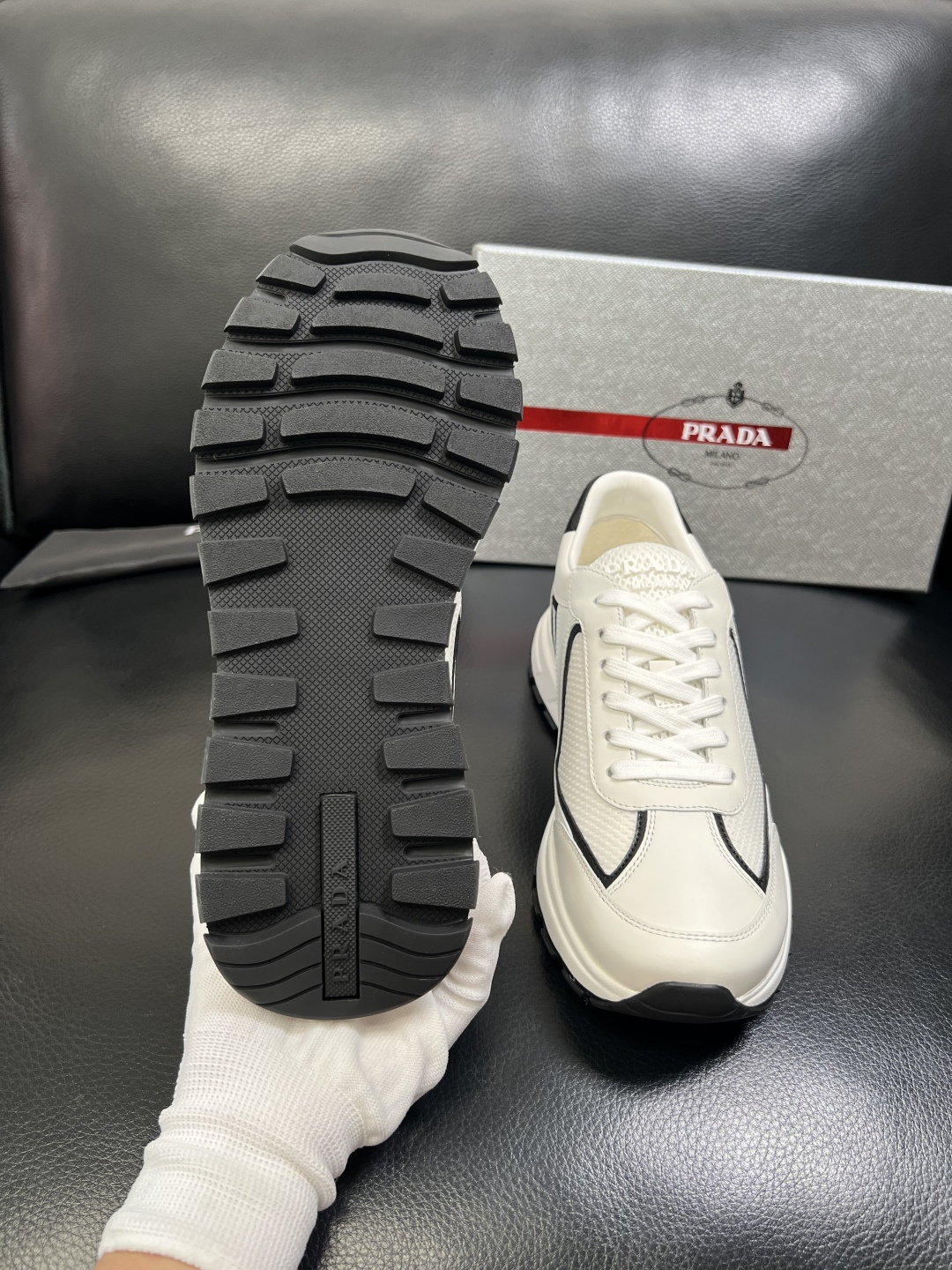 PRADA 高品质 顶级工艺品 普拉达 专柜同步 原厂配置，意大利进口原版牛皮面料，透气舒适进口水染牛里