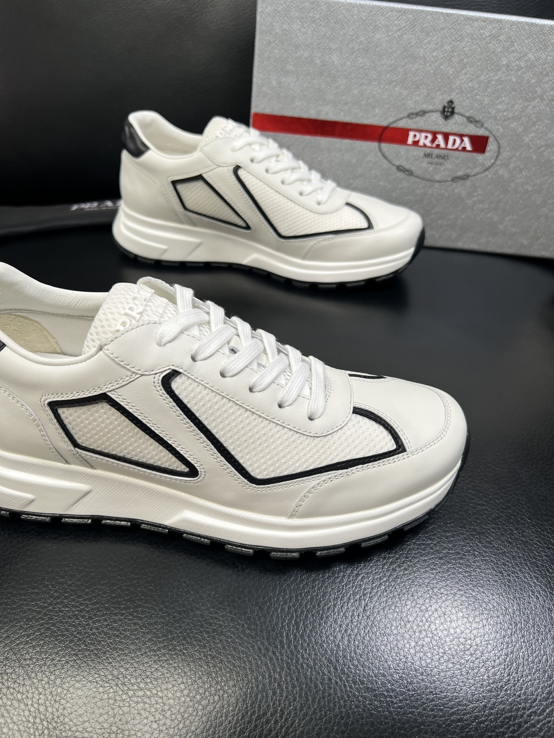 PRADA 高品质 顶级工艺品 普拉达 专柜同步 原厂配置，意大利进口原版牛皮面料，透气舒适进口水染牛里