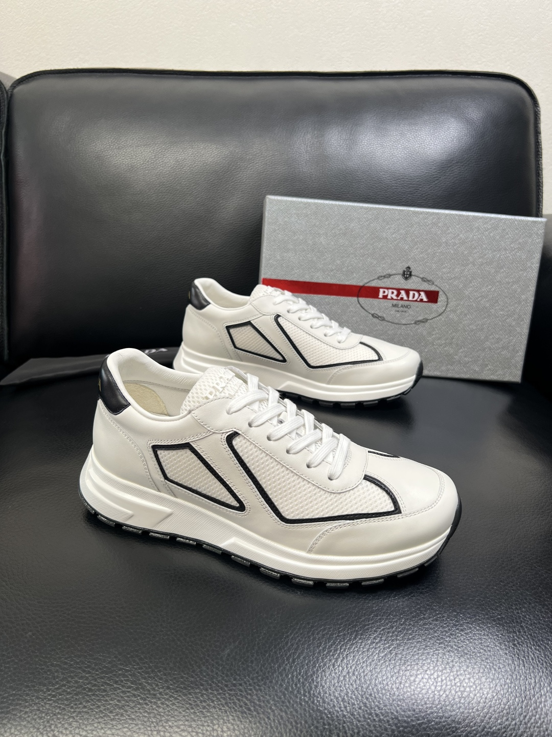 PRADA 高品质 顶级工艺品 普拉达 专柜同步 原厂配置，意大利进口原版牛皮面料，透气舒适进口水染牛里