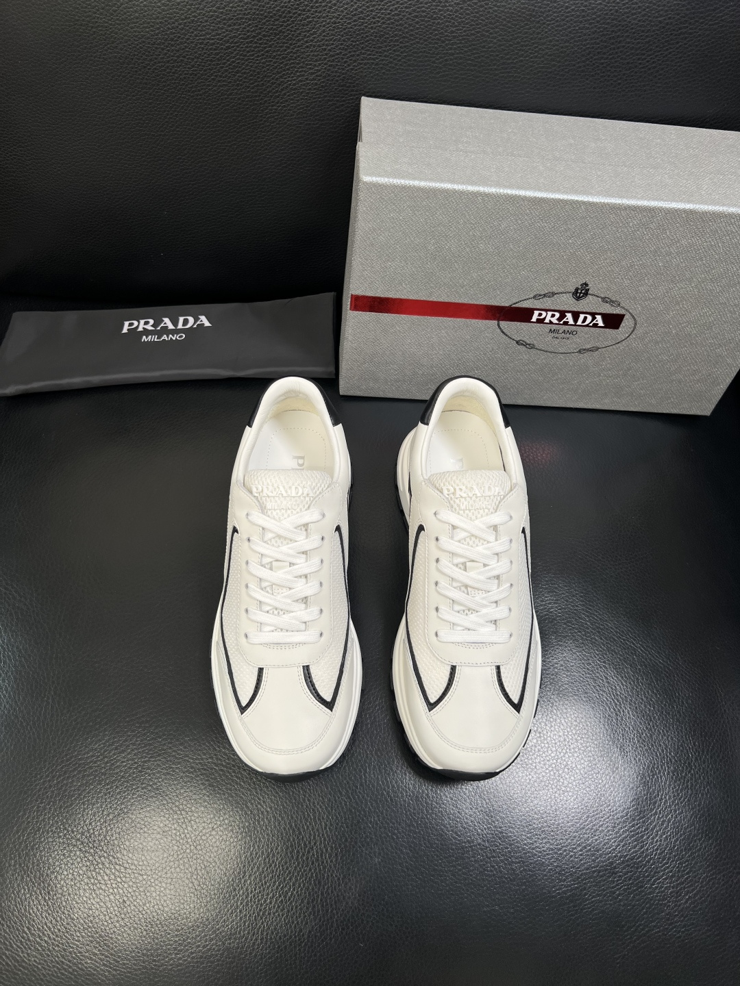 PRADA 高品质 顶级工艺品 普拉达 专柜同步 原厂配置，意大利进口原版牛皮面料，透气舒适进口水染牛里