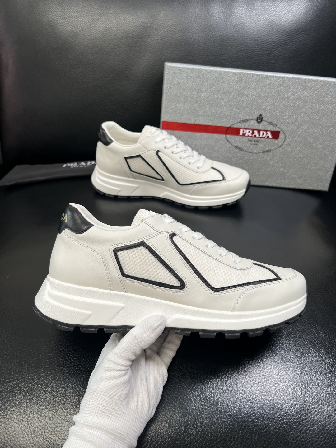 PRADA 高品质 顶级工艺品 普拉达 专柜同步 原厂配置，意大利进口原版牛皮面料，透气舒适进口水染牛里