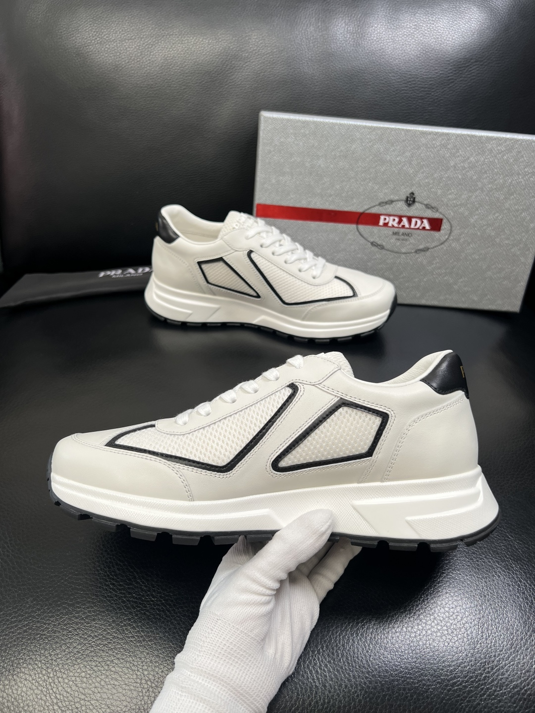 PRADA 高品质 顶级工艺品 普拉达 专柜同步 原厂配置，意大利进口原版牛皮面料，透气舒适进口水染牛里