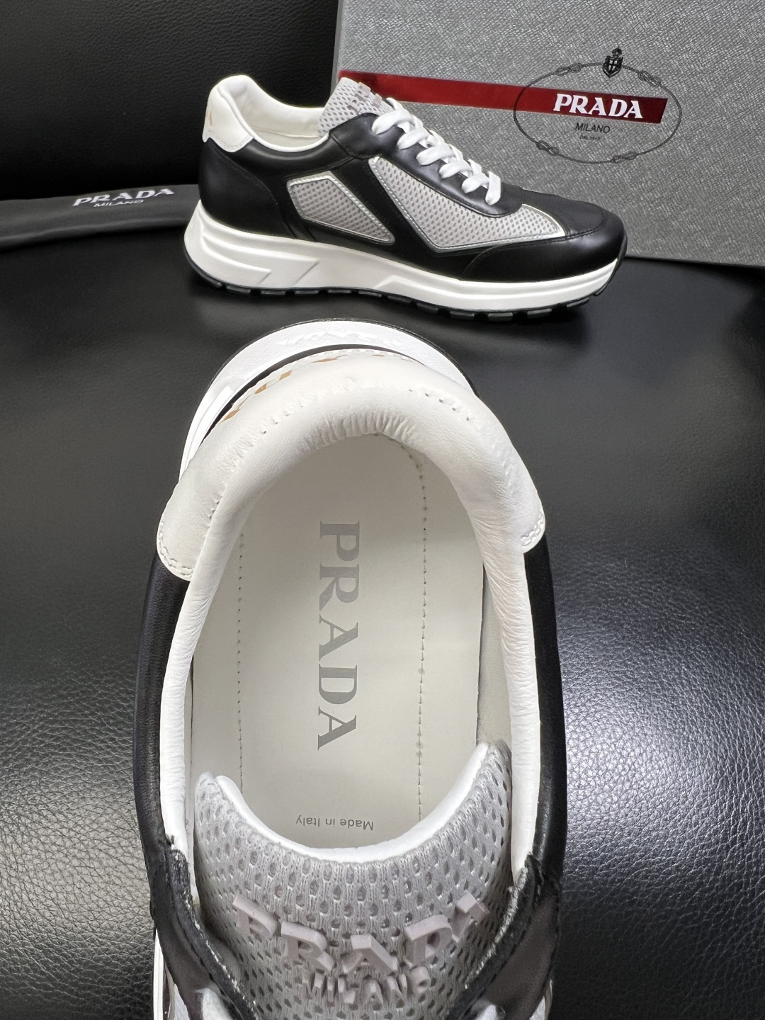 PRADA 高品质 顶级工艺品 普拉达 专柜同步 原厂配置，意大利进口原版牛皮面料，透气舒适进口水染牛里