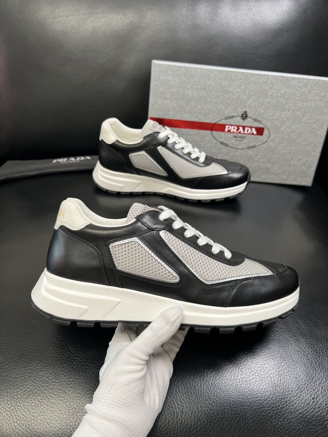 PRADA 高品质 顶级工艺品 普拉达 专柜同步 原厂配置，意大利进口原版牛皮面料，透气舒适进口水染牛里