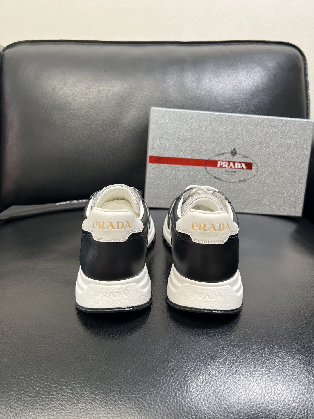 PRADA 高品质 顶级工艺品 普拉达 专柜同步 原厂配置，意大利进口原版牛皮面料，透气舒适进口水染牛里