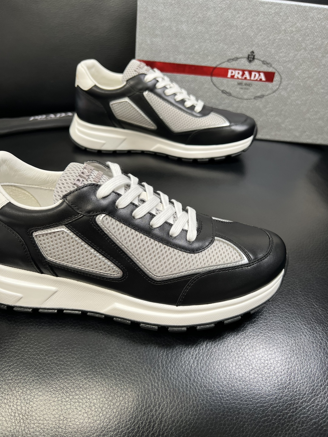 PRADA 高品质 顶级工艺品 普拉达 专柜同步 原厂配置，意大利进口原版牛皮面料，透气舒适进口水染牛里