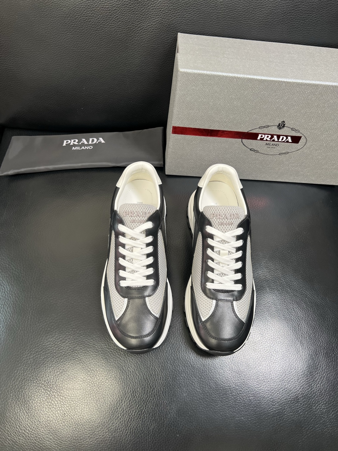 PRADA 高品质 顶级工艺品 普拉达 专柜同步 原厂配置，意大利进口原版牛皮面料，透气舒适进口水染牛里