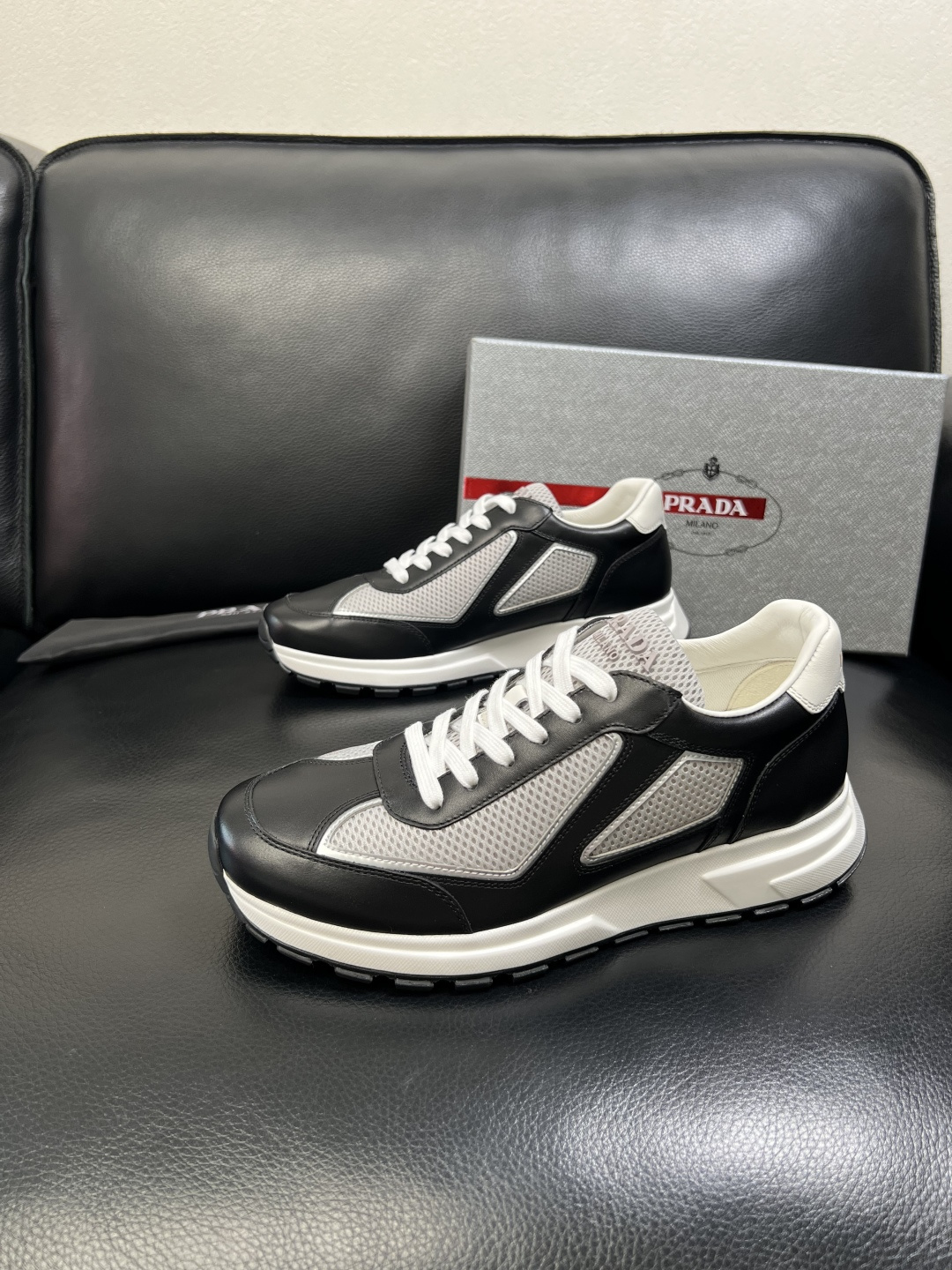 PRADA 高品质 顶级工艺品 普拉达 专柜同步 原厂配置，意大利进口原版牛皮面料，透气舒适进口水染牛里