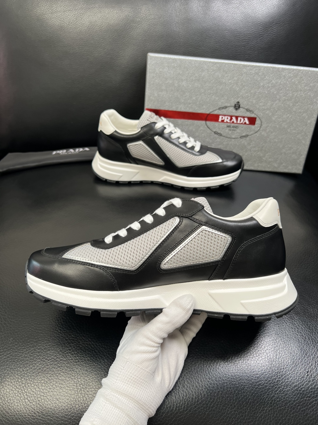 PRADA 高品质 顶级工艺品 普拉达 专柜同步 原厂配置，意大利进口原版牛皮面料，透气舒适进口水染牛里