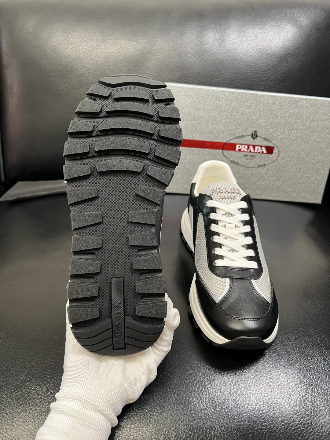 PRADA 高品质 顶级工艺品 普拉达 专柜同步 原厂配置，意大利进口原版牛皮面料，透气舒适进口水染牛里