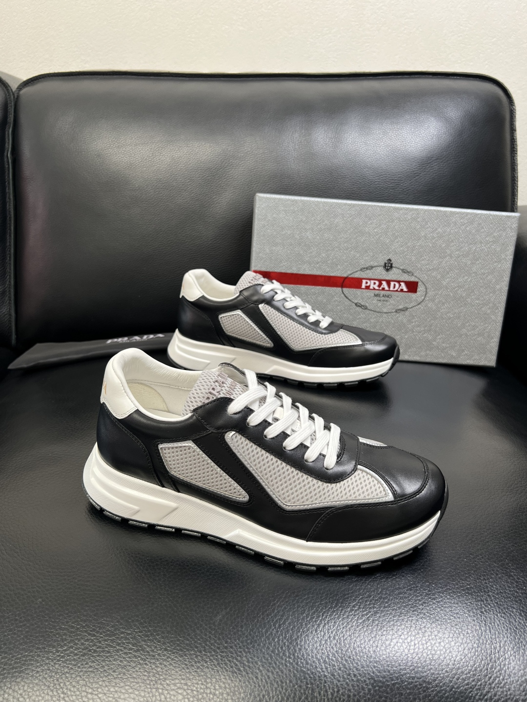 PRADA 高品质 顶级工艺品 普拉达 专柜同步 原厂配置，意大利进口原版牛皮面料，透气舒适进口水染牛里