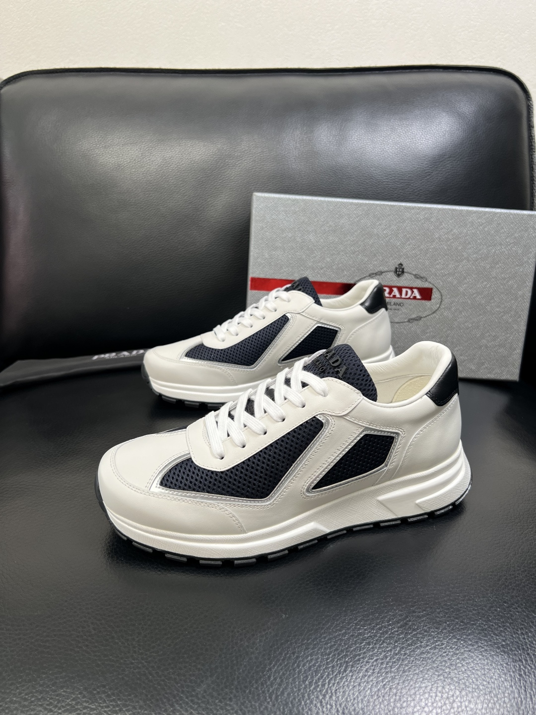 PRADA 高品质 顶级工艺品 普拉达 专柜同步 原厂配置，意大利进口原版牛皮面料，透气舒适进口水染牛里