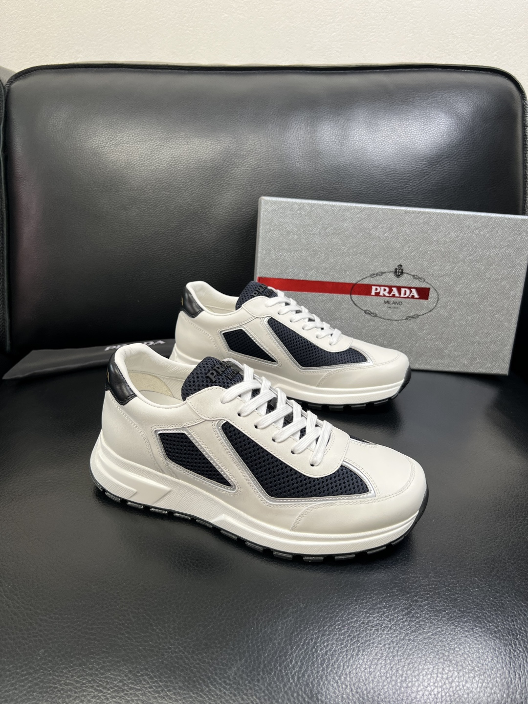 PRADA 高品质 顶级工艺品 普拉达 专柜同步 原厂配置，意大利进口原版牛皮面料，透气舒适进口水染牛里