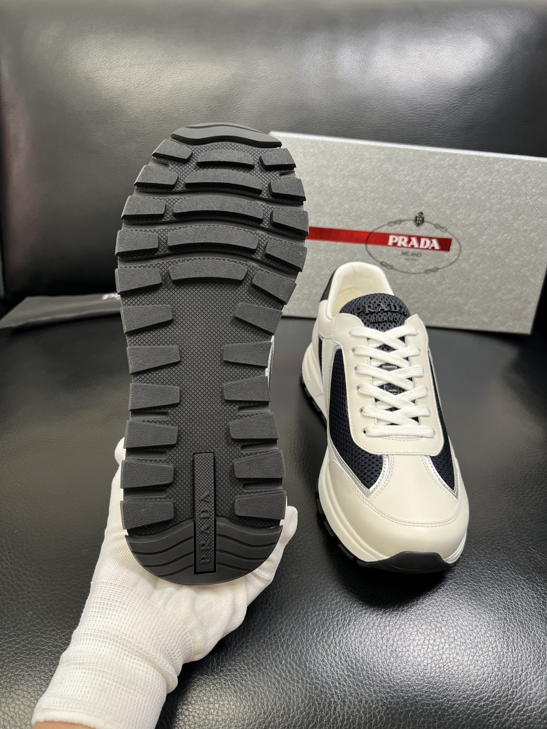 PRADA 高品质 顶级工艺品 普拉达 专柜同步 原厂配置，意大利进口原版牛皮面料，透气舒适进口水染牛里