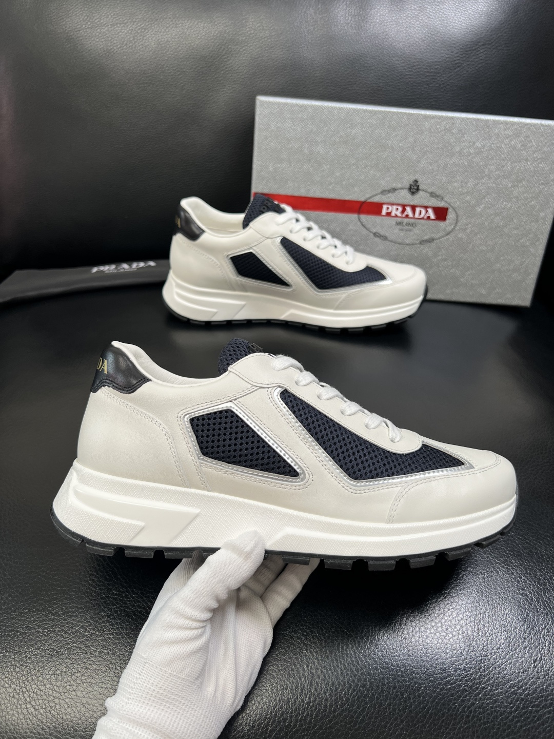 PRADA 高品质 顶级工艺品 普拉达 专柜同步 原厂配置，意大利进口原版牛皮面料，透气舒适进口水染牛里