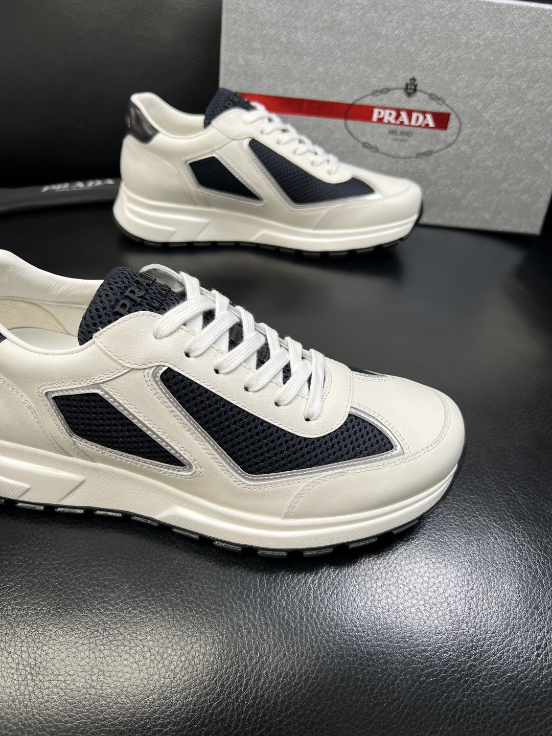 PRADA 高品质 顶级工艺品 普拉达 专柜同步 原厂配置，意大利进口原版牛皮面料，透气舒适进口水染牛里