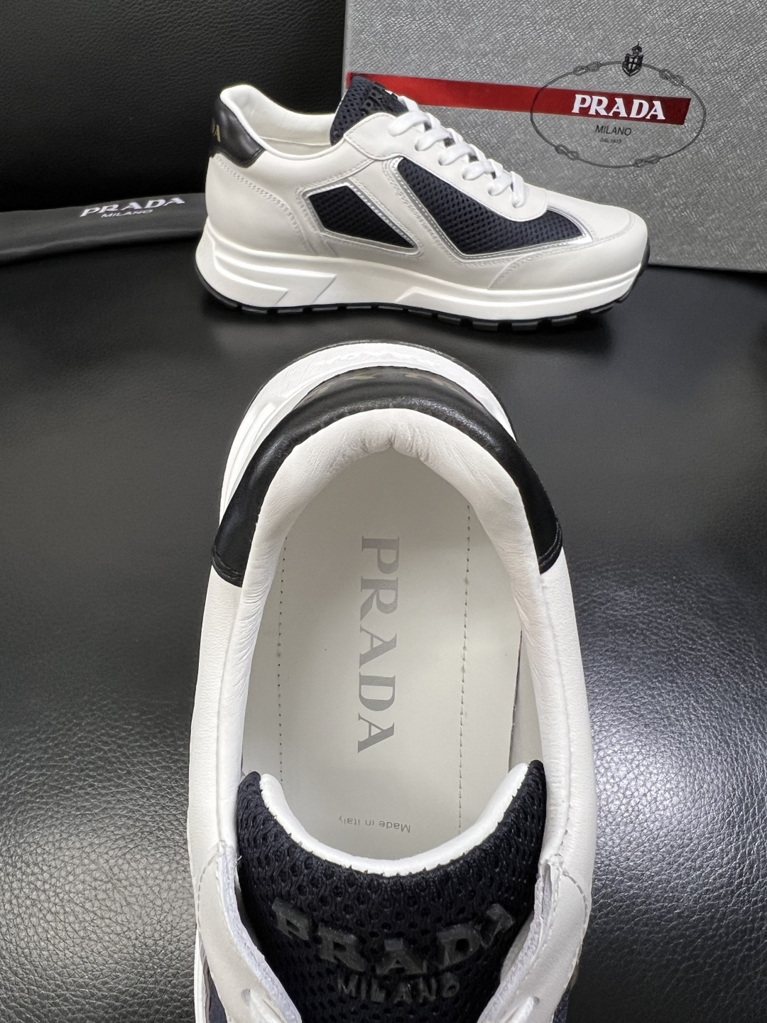 PRADA 高品质 顶级工艺品 普拉达 专柜同步 原厂配置，意大利进口原版牛皮面料，透气舒适进口水染牛里