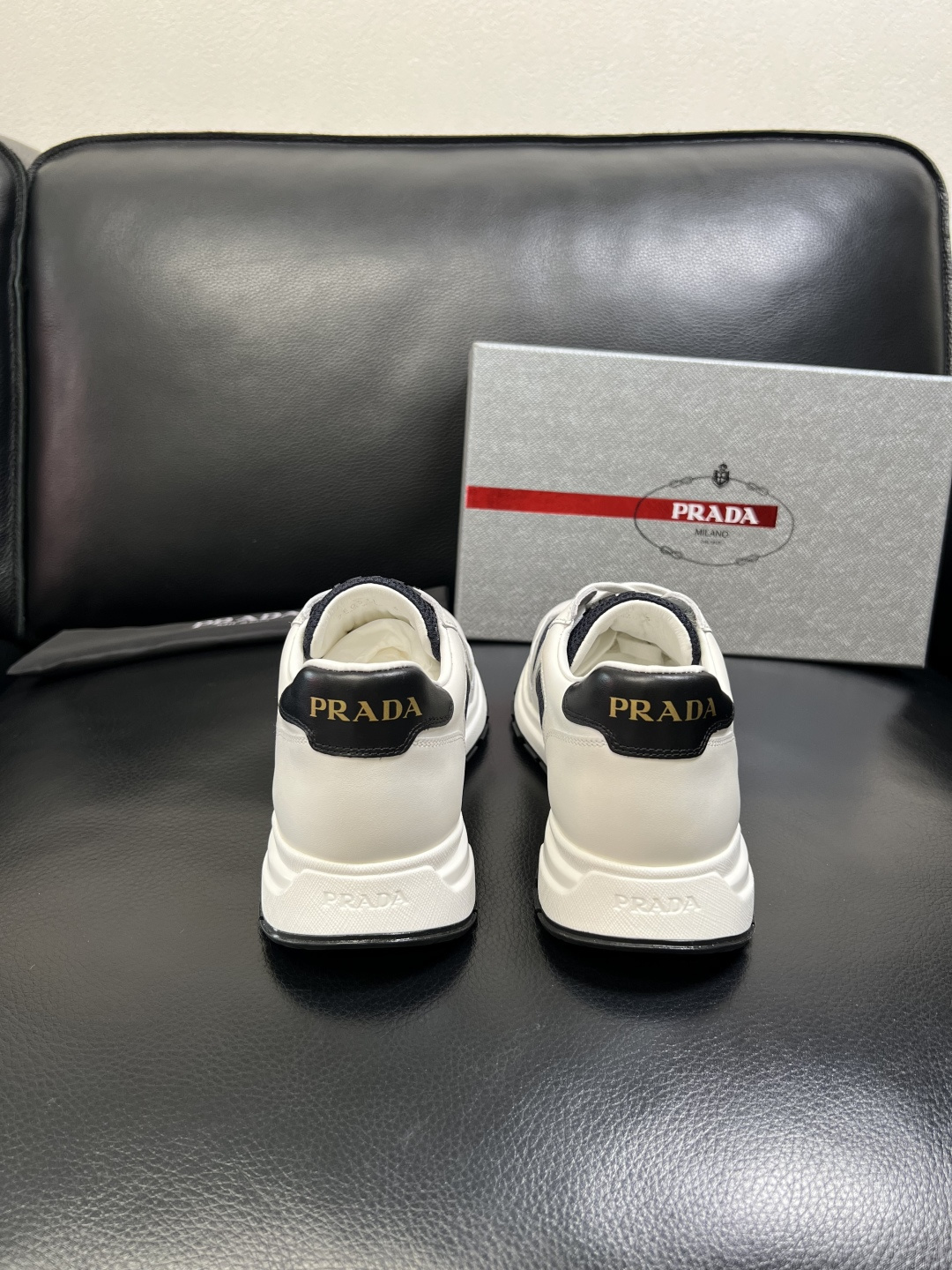 PRADA 高品质 顶级工艺品 普拉达 专柜同步 原厂配置，意大利进口原版牛皮面料，透气舒适进口水染牛里