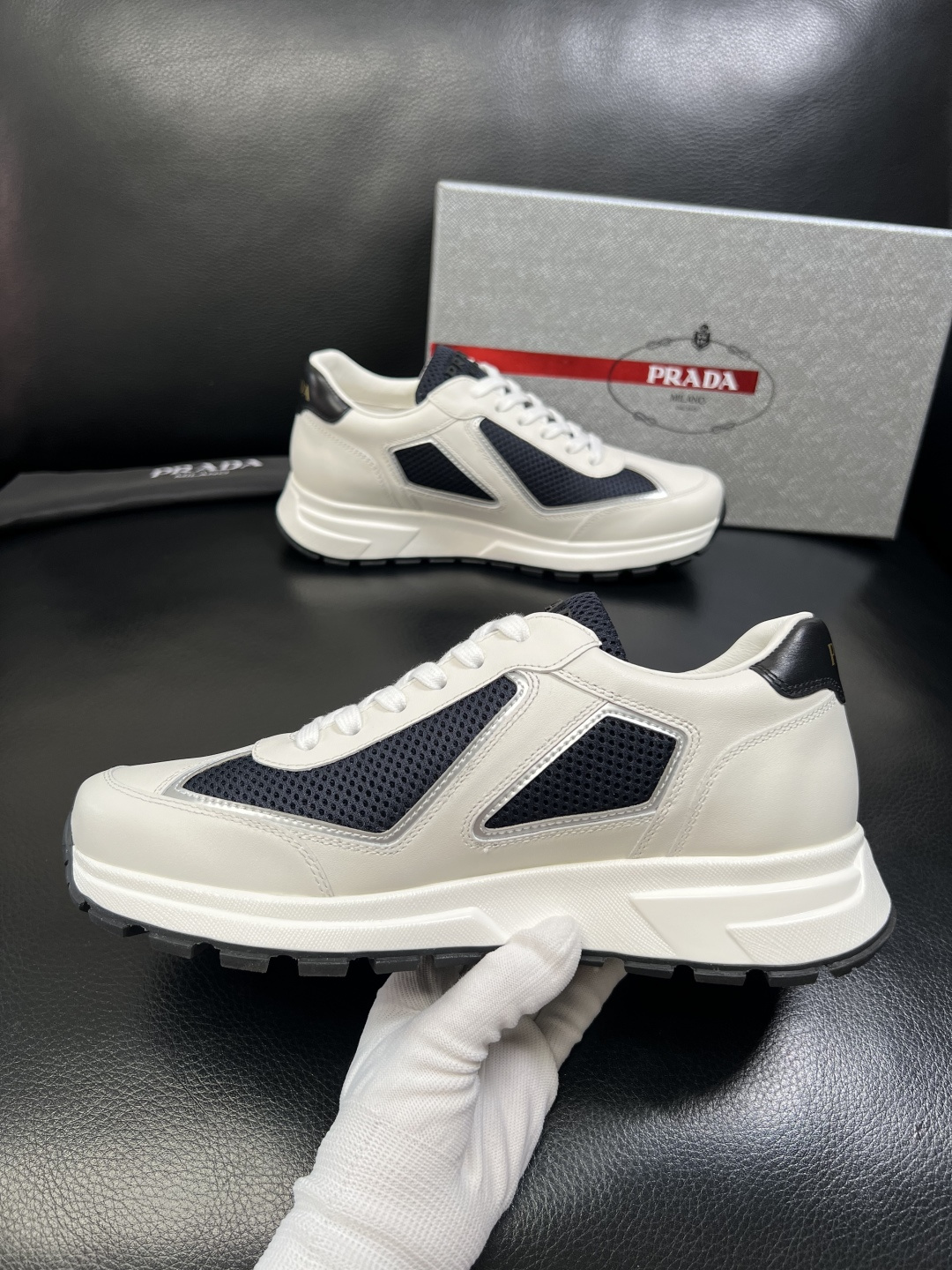 PRADA 高品质 顶级工艺品 普拉达 专柜同步 原厂配置，意大利进口原版牛皮面料，透气舒适进口水染牛里