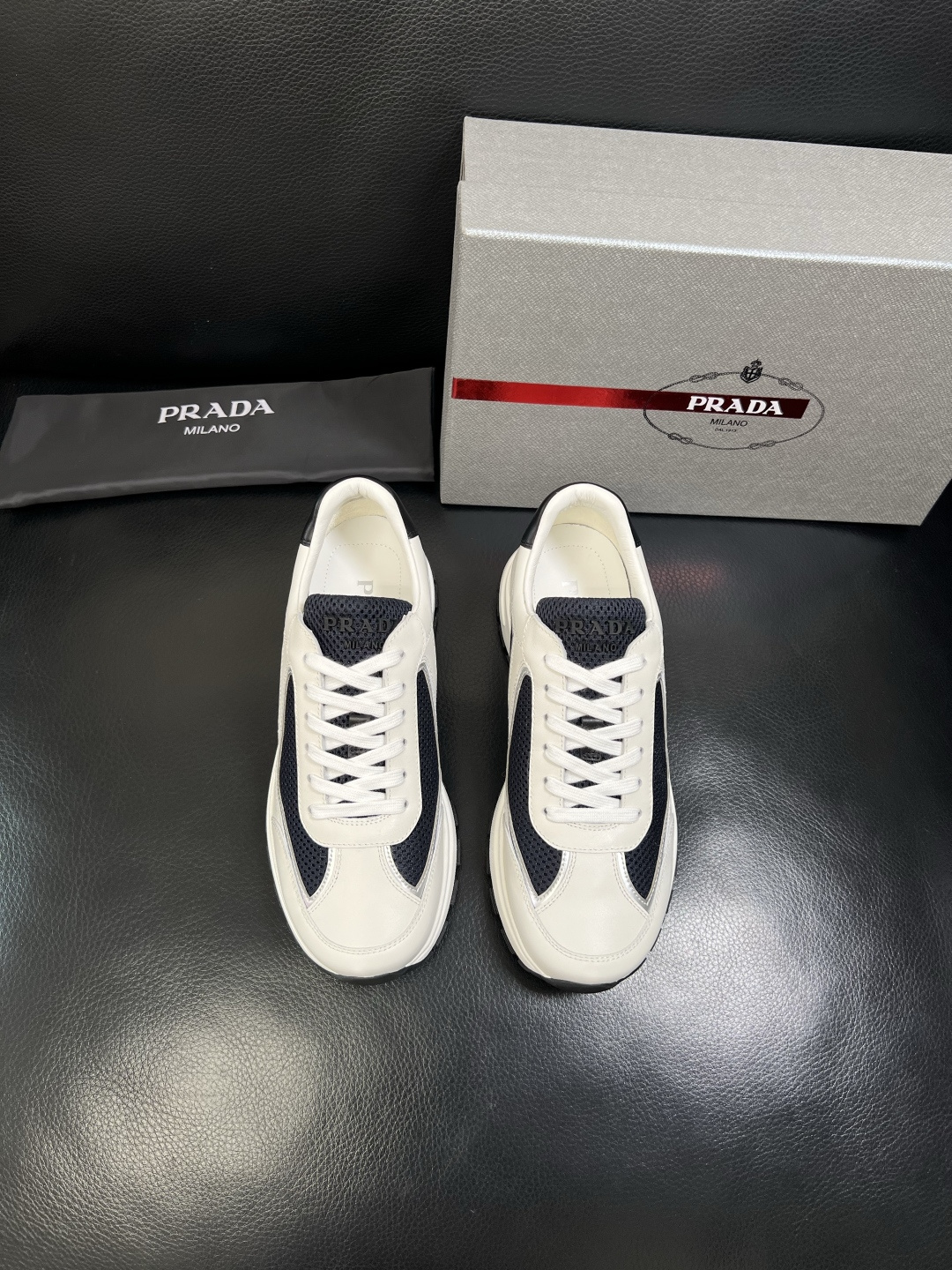 PRADA 高品质 顶级工艺品 普拉达 专柜同步 原厂配置，意大利进口原版牛皮面料，透气舒适进口水染牛里