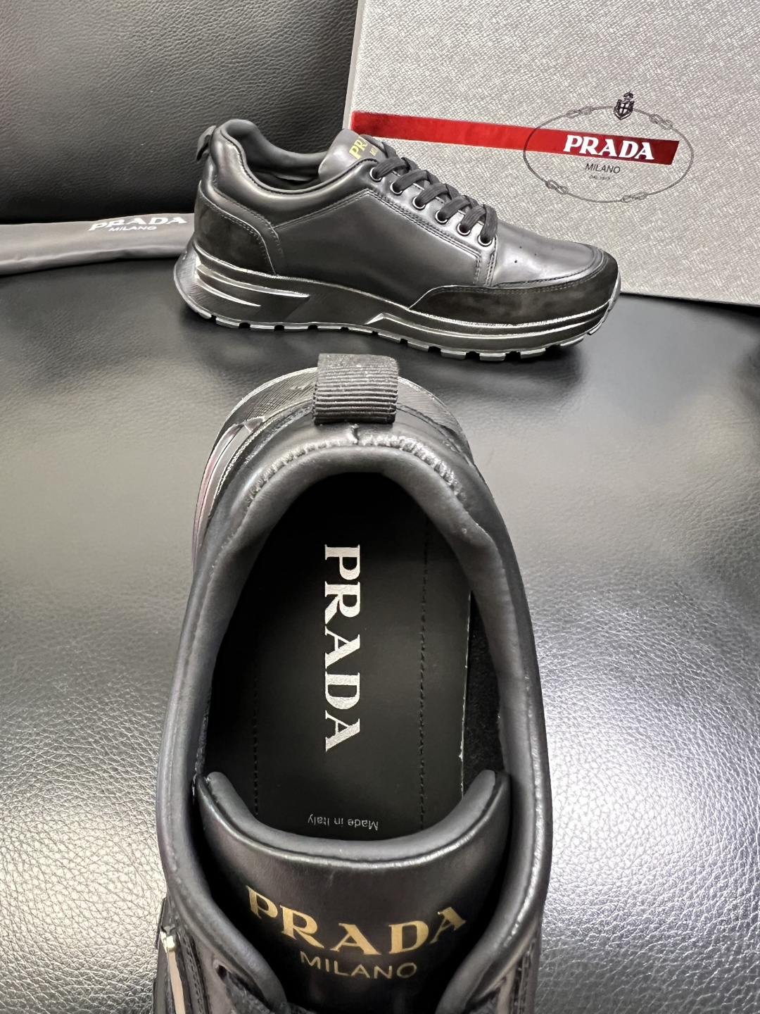 PRADA 高品质 顶级工艺品 普拉达 专柜同步 原厂配置，意大利进口原版牛皮面料，透气舒适进口水染牛里