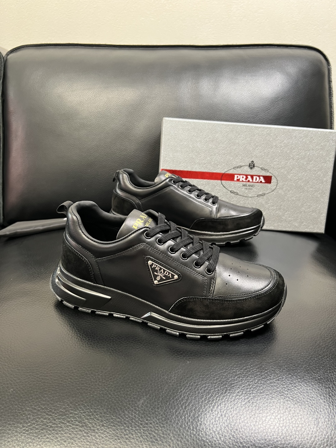 PRADA 高品质 顶级工艺品 普拉达 专柜同步 原厂配置，意大利进口原版牛皮面料，透气舒适进口水染牛里