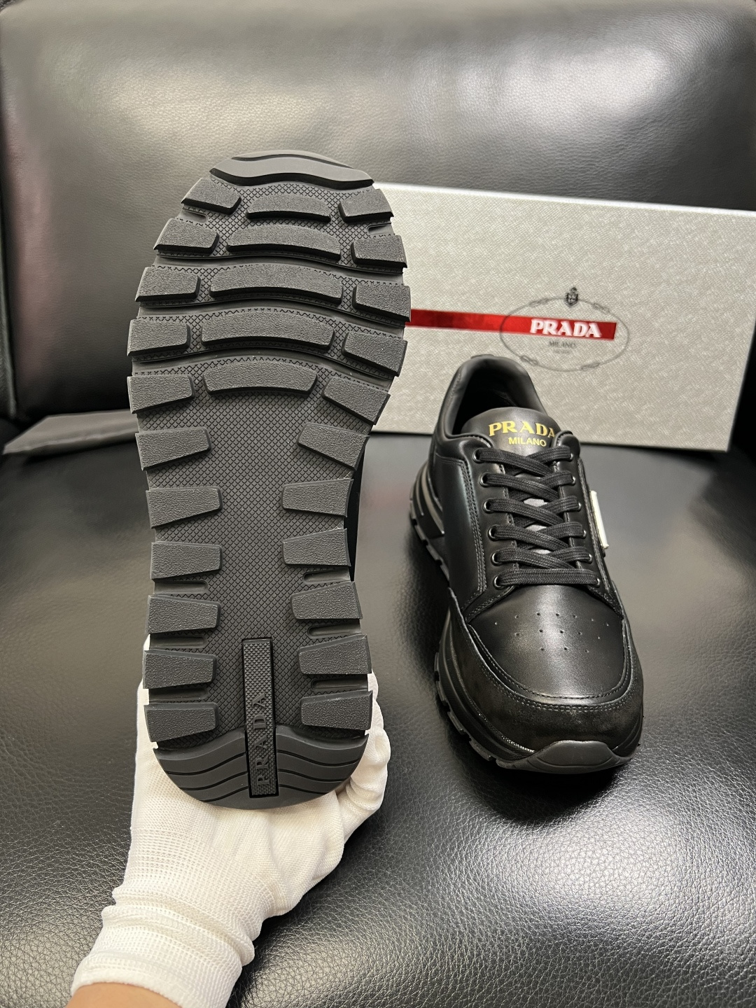 PRADA 高品质 顶级工艺品 普拉达 专柜同步 原厂配置，意大利进口原版牛皮面料，透气舒适进口水染牛里