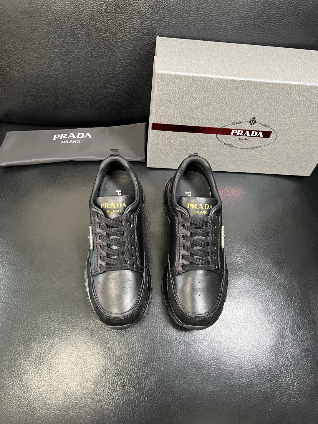 PRADA 高品质 顶级工艺品 普拉达 专柜同步 原厂配置，意大利进口原版牛皮面料，透气舒适进口水染牛里