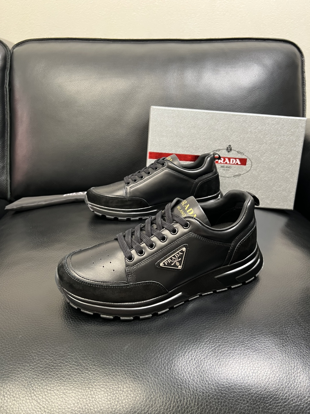 PRADA 高品质 顶级工艺品 普拉达 专柜同步 原厂配置，意大利进口原版牛皮面料，透气舒适进口水染牛里