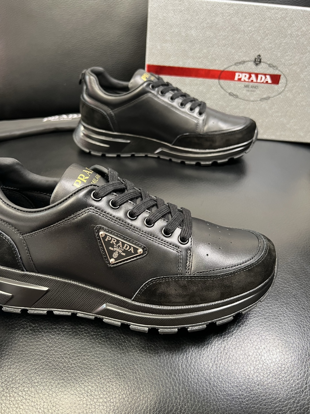 PRADA 高品质 顶级工艺品 普拉达 专柜同步 原厂配置，意大利进口原版牛皮面料，透气舒适进口水染牛里