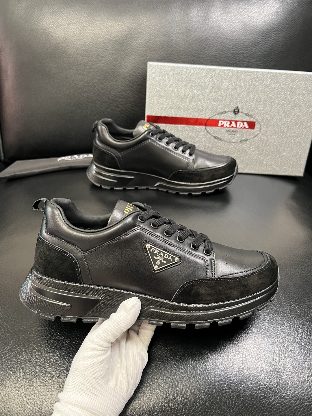 PRADA 高品质 顶级工艺品 普拉达 专柜同步 原厂配置，意大利进口原版牛皮面料，透气舒适进口水染牛里