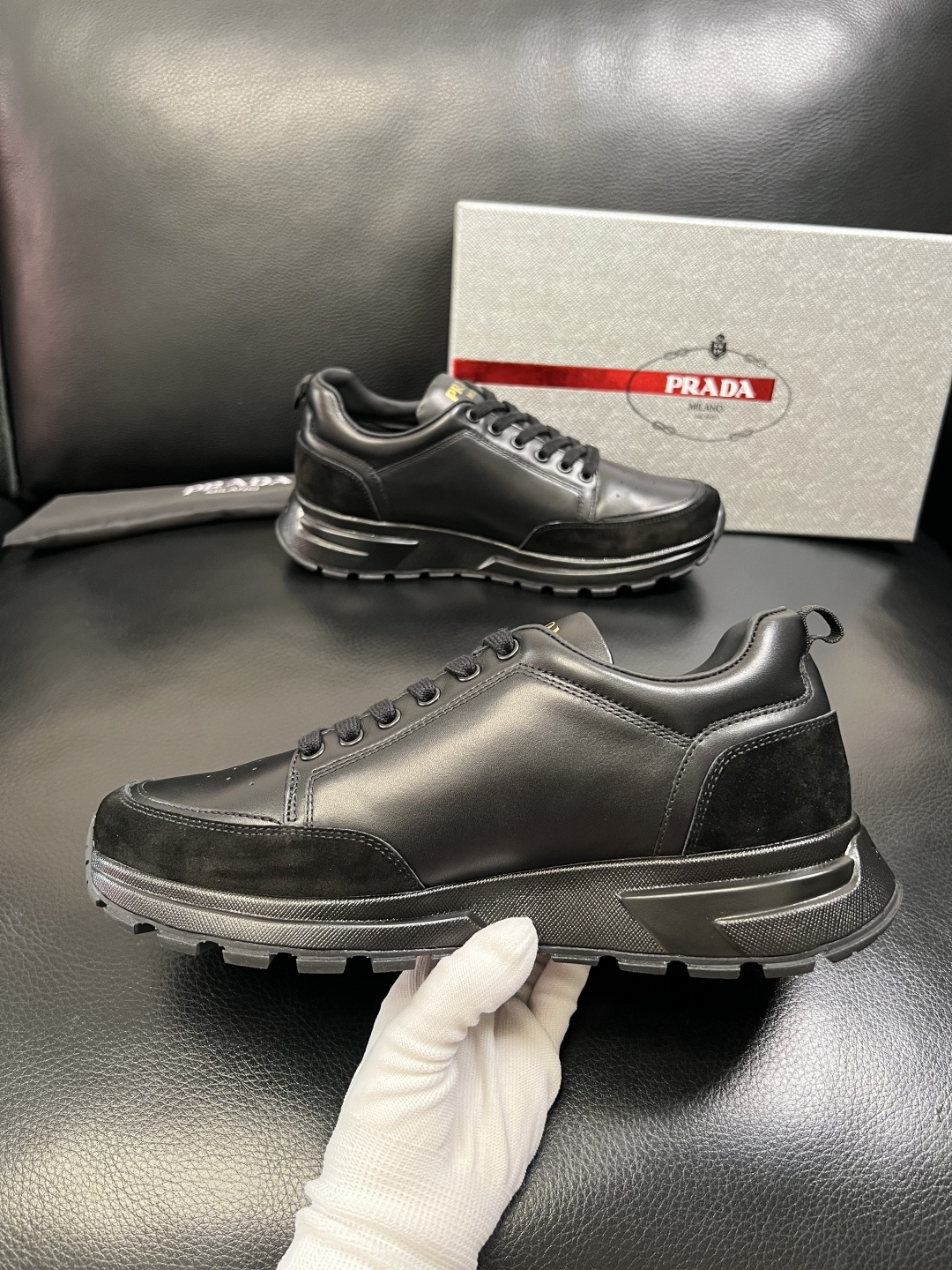 PRADA 高品质 顶级工艺品 普拉达 专柜同步 原厂配置，意大利进口原版牛皮面料，透气舒适进口水染牛里