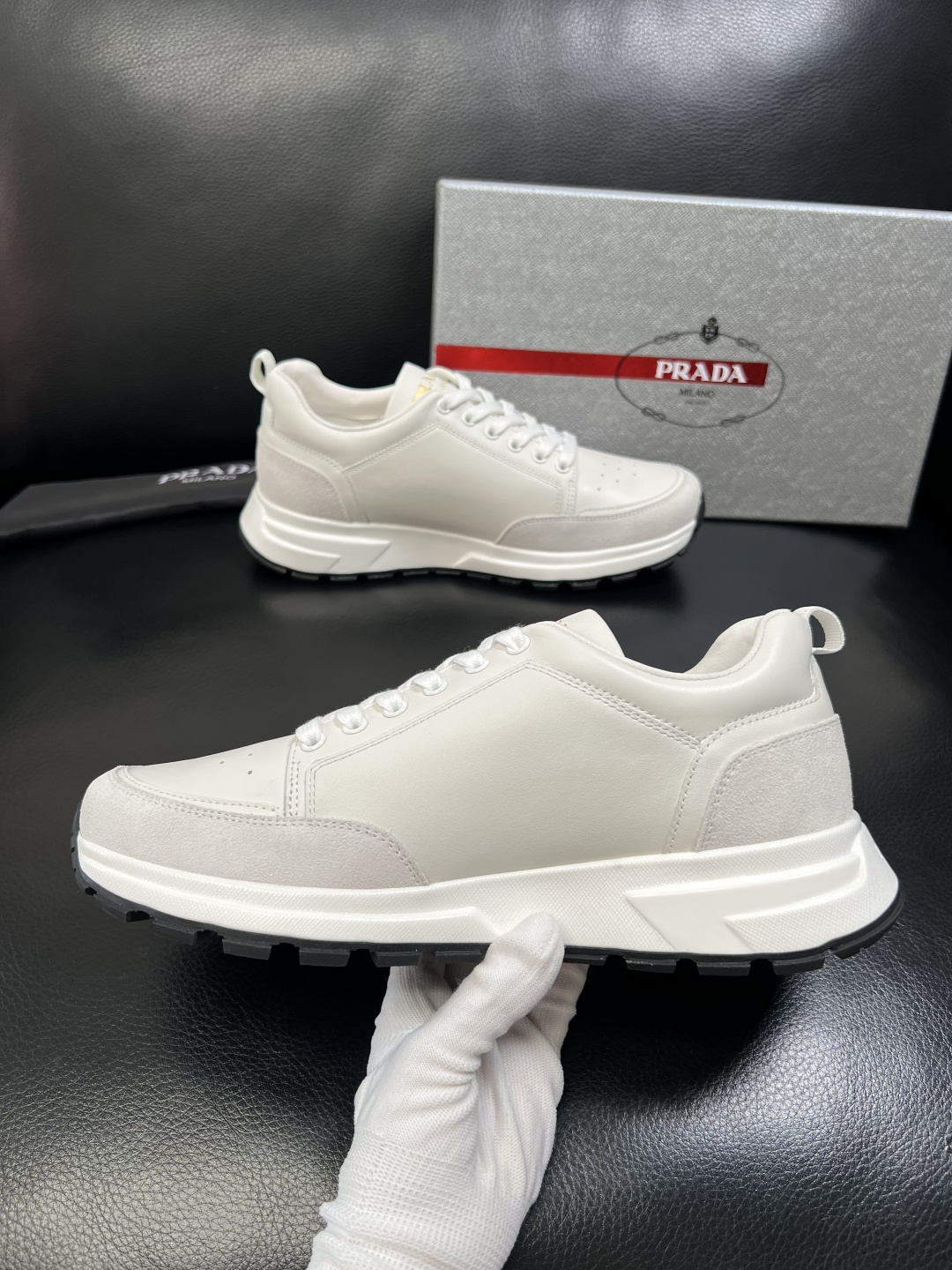 PRADA 高品质 顶级工艺品 普拉达 专柜同步 原厂配置，意大利进口原版牛皮面料，透气舒适进口水染牛里