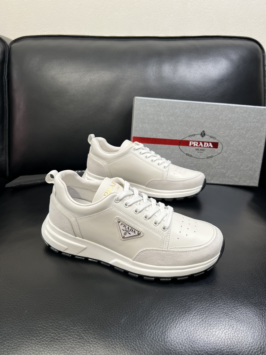 PRADA 高品质 顶级工艺品 普拉达 专柜同步 原厂配置，意大利进口原版牛皮面料，透气舒适进口水染牛里