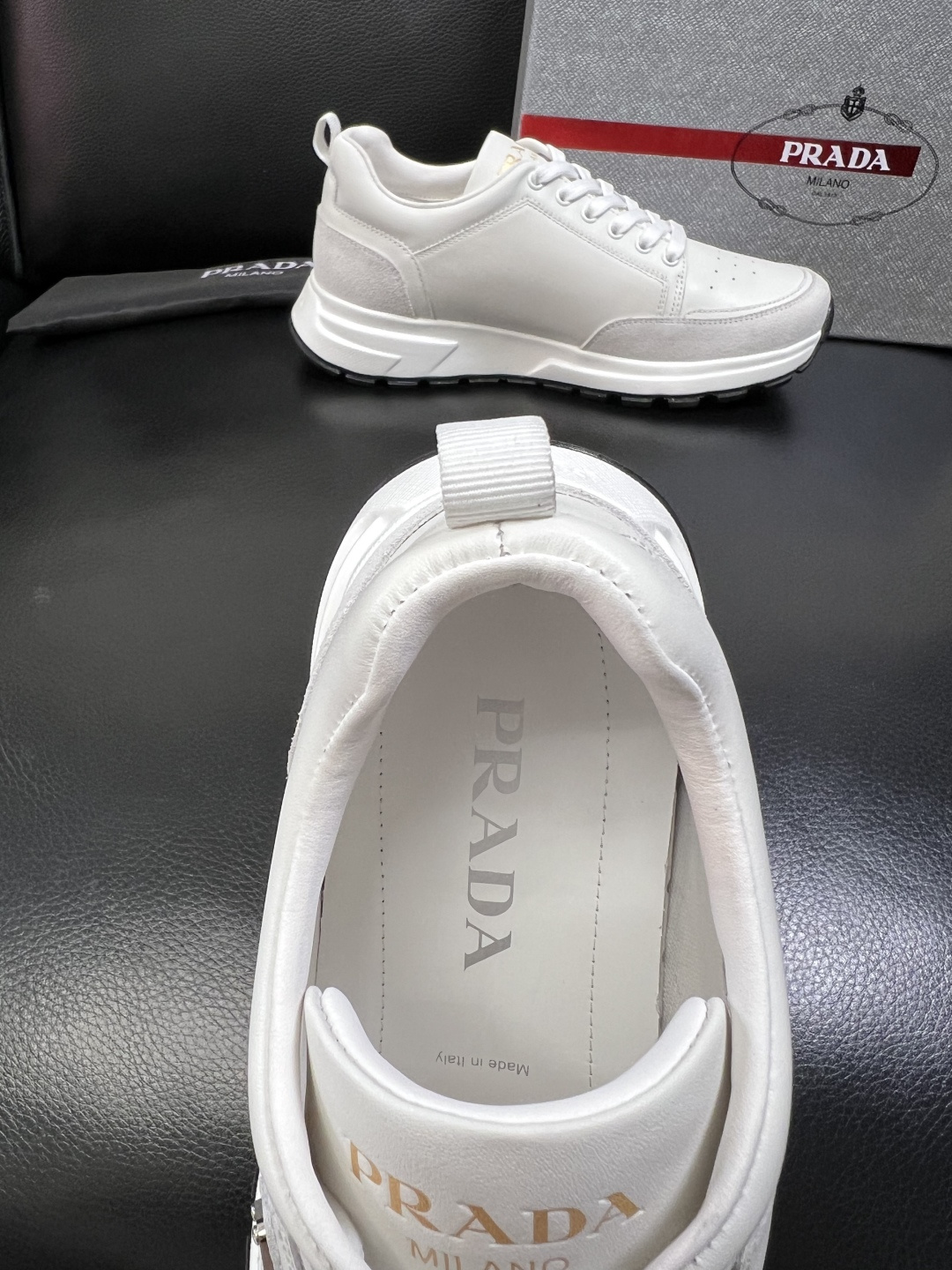 PRADA 高品质 顶级工艺品 普拉达 专柜同步 原厂配置，意大利进口原版牛皮面料，透气舒适进口水染牛里