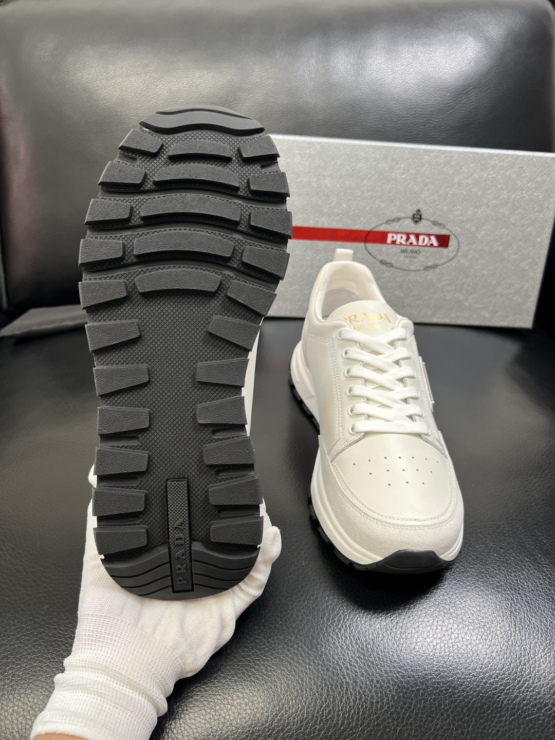 PRADA 高品质 顶级工艺品 普拉达 专柜同步 原厂配置，意大利进口原版牛皮面料，透气舒适进口水染牛里